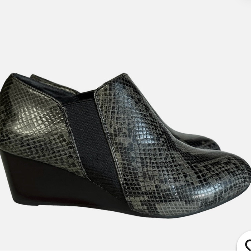VIONIC Orthotic Tanton Python Snakeskin Ankle Wedge Booties. Size Size 8